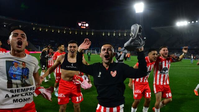 Instituto festejando el 1-0 sobre Belgrano en el Kempes, por la Liga Profesional. (Ramiro Pereyra / La Voz)