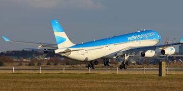 Debido a la suba de contagios de coronavirus, desde Aerolíneas Argentinas advirtieron que podría haber cambios y suspensiones en los vuelos.