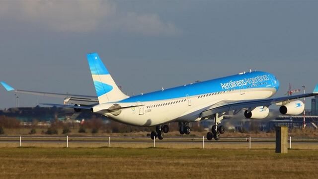 Debido a la suba de contagios de coronavirus, desde Aerolíneas Argentinas advirtieron que podría haber cambios y suspensiones en los vuelos.