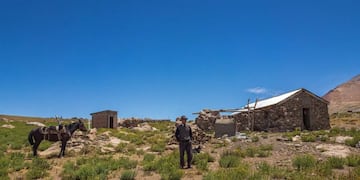 Don González cuida desde hace 72 años una laguna escondida en Neuquén