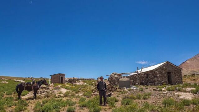 Don González cuida desde hace 72 años una laguna escondida en Neuquén