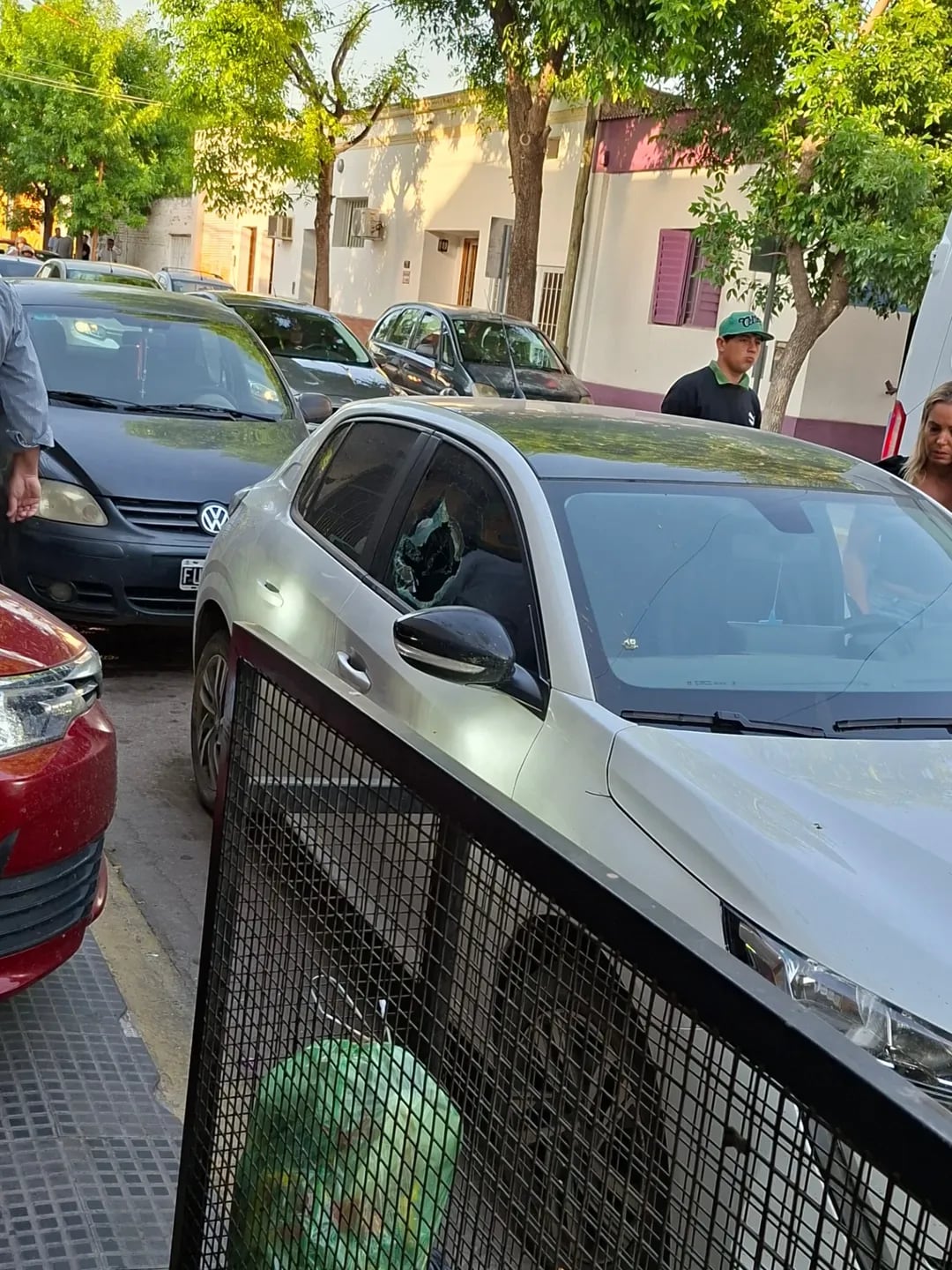 Los daños en el vehículo que impedía la salida del otro rodado.