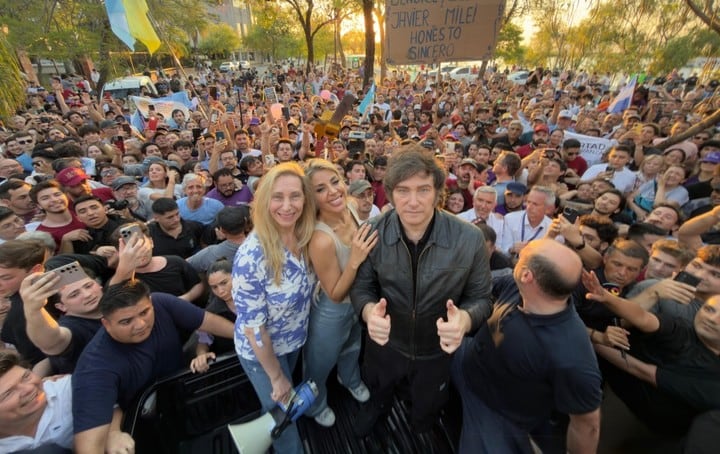 Milei encabezó un acto en Corrientes junto a Virginia Gallardo: las medidas a dos semanas de las elecciones (Gentileza)