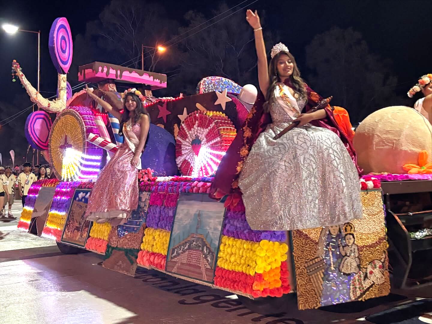 Cada vez más escuelas secundarias del interior jujeño se suman a la celebración de septiembre participando con sus carrozas y hasta han conquistado consagratorios primeros premios que compartieron con sus comunidades.