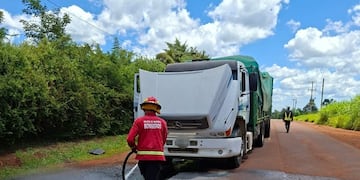 Controlaron un principio de incendio en un camión sobre la avenida Picada Sarmiento en Oberá.