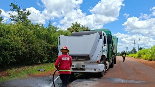 Controlaron un principio de incendio en un camión sobre la avenida Picada Sarmiento en Oberá.