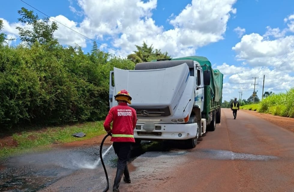 Controlaron un principio de incendio en un camión sobre la avenida Picada Sarmiento en Oberá