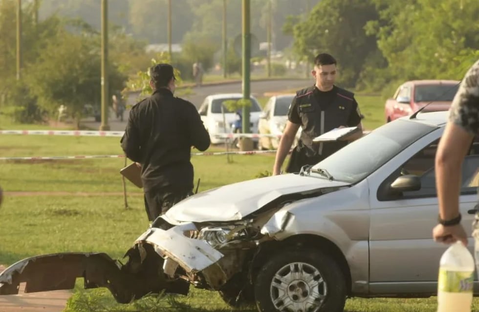 Trágico accidente en Posadas: mujer fallece al precipitarse con un auto al arroyo Mártires
