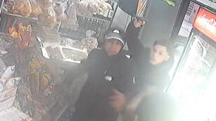 Armados. Así ingresaron los ladrones al comercio. (Captura de video)