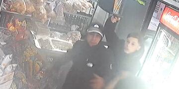 Armados. Así ingresaron los ladrones al comercio. (Captura de video)