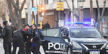 Efectivos que acudieron a un llamado al 911 por la pelea de familias vecinas fueron atacados por una veintena de personas.  Imagen ilustrativa.