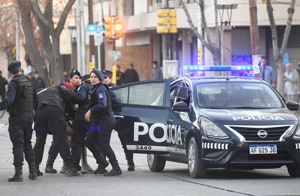 Empezó como una riña entre vecinos y se transformó en una batalla campal contra la Policía