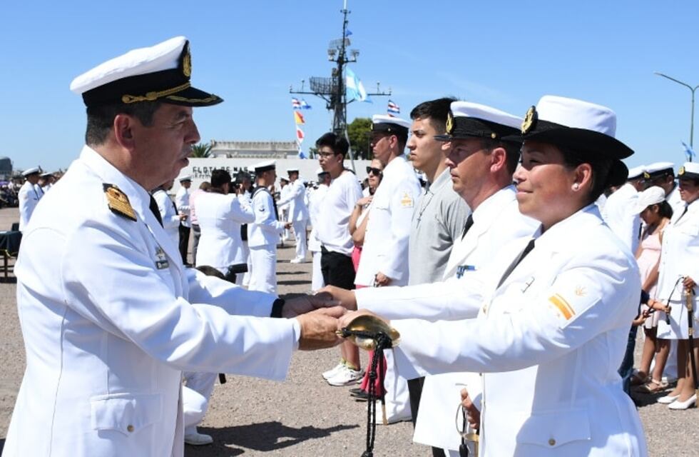 Puerto Belgrano: ceremonia de entrega de espadas a Suboficiales Segundos