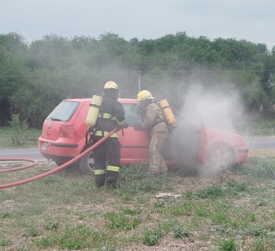 El auto se incendió en Unquillo este viernes 17 de octubre.