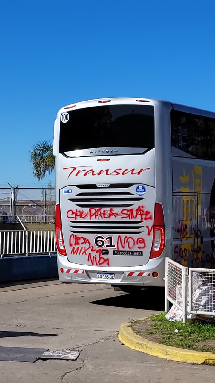 El micro de Newell's arribó al Gigante de Arroyito con pintadas y burlas.