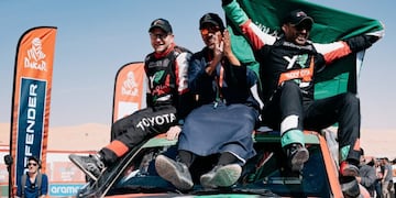 El saudí Yazeed Al Rajhi, con la bandera del país anfitrión del Dakar 2025. Ganó con Toyota y navegado por el alemán Timo Gottschalk.