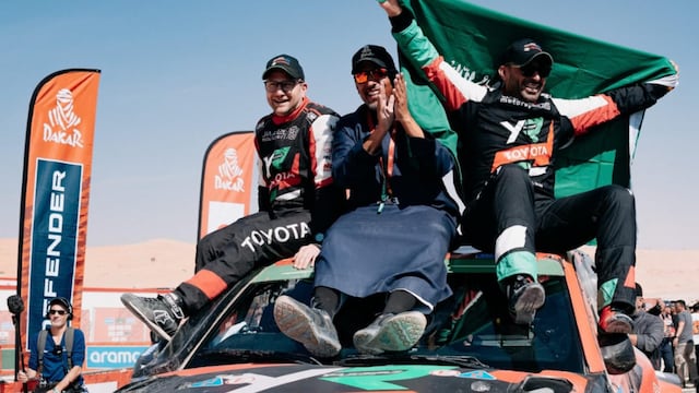 El saudí Yazeed Al Rajhi, con la bandera del país anfitrión del Dakar 2025. Ganó con Toyota y navegado por el alemán Timo Gottschalk.