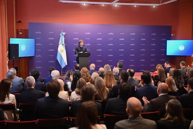El presidente Javier Milei se reunió hoy con legisladores en el Salón Héroes de Malvinas de la Casa Rosada (Presidencia)