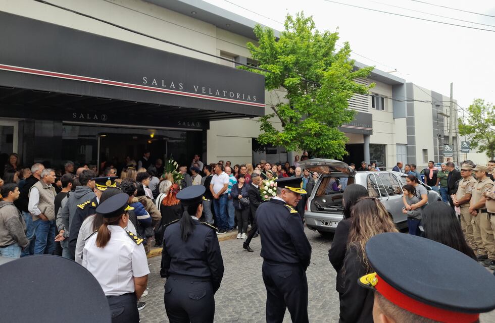 Con dolor y aplausos, despidieron los restos del policía que falleció en una prueba física en Córdoba