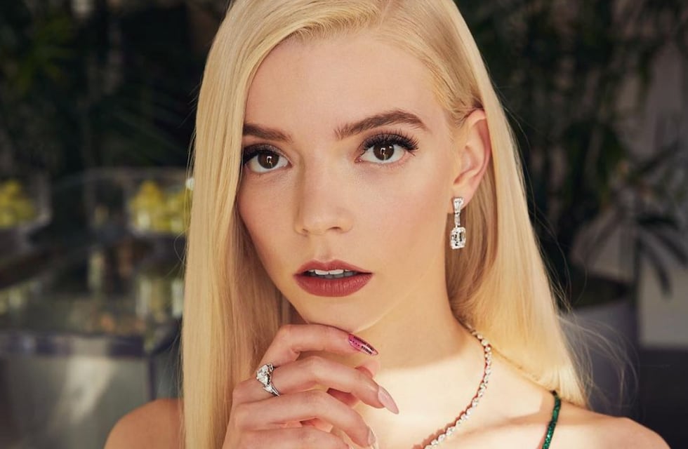 El día que Anya Taylor-Joy brilló con unos aros de cristal de 6 millones de pesos