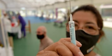 La legisladora demócrata Mercedes Llano pidió explicaciones al gobierno por el bajo ritmo de vacunación en Mendoza. Orlando Pelichotti / Los Andes