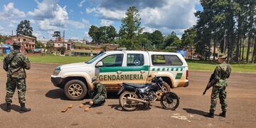 Secuestran una motocicleta que transportaba marihuana en San Pedro.