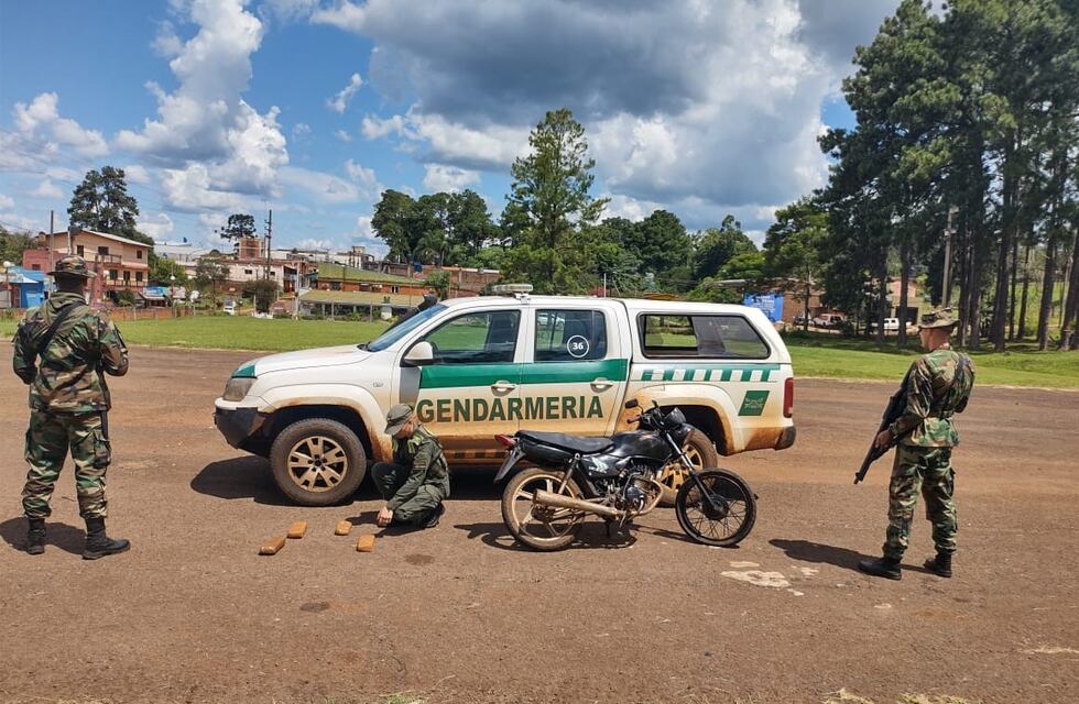 Secuestran una motocicleta que transportaba marihuana en San Pedro