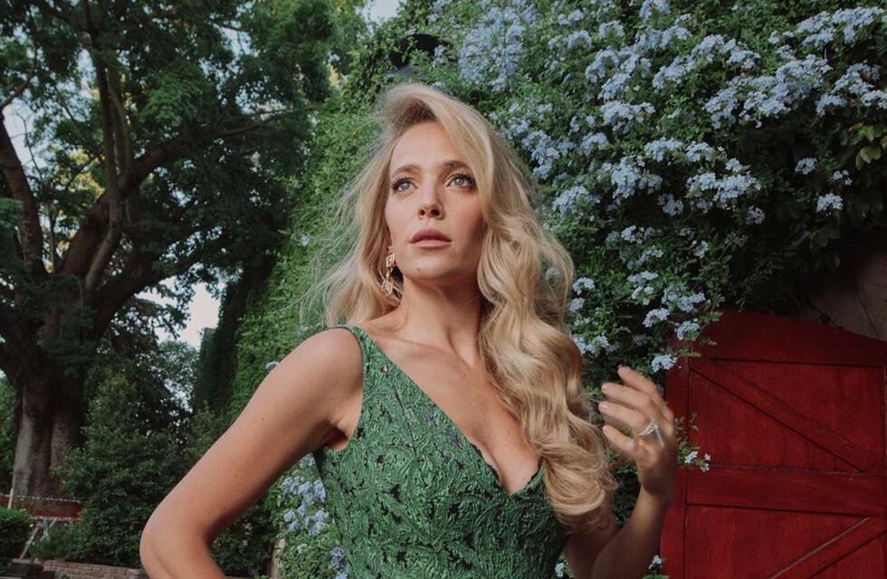 Luisana Lopilato posó con un original y elegante vestido y causó furor: “Producción bomba”