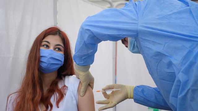 ADOLESCENTES. Inmunizar a los menores de 18 años ayudaría a alcanzar la inmunidad de rebaño y a reducir la morbimortalidad en adolescentes. (AP)