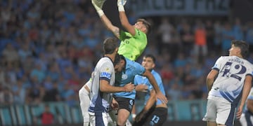 Belgrano chocó todo el segundo tiempo con Centurión, el arquero de Independiente Rivadavia (Foto: Javier Ferreyra).