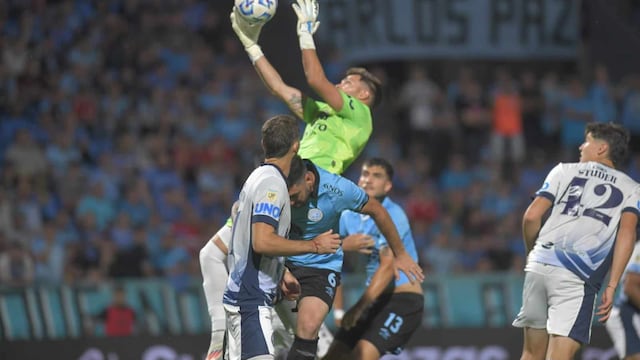 Belgrano chocó todo el segundo tiempo con Centurión, el arquero de Independiente Rivadavia (Foto: Javier Ferreyra).