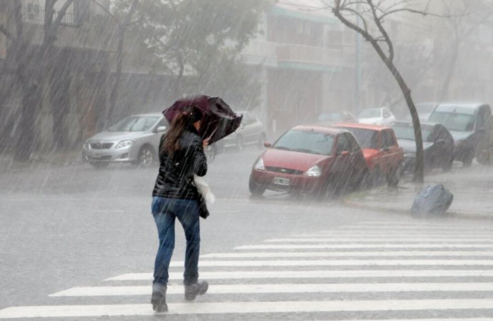 Por las fuertes lluvias, vecinos de Comodoro Rivadavia repartieron tortas fritas y chocolatadas