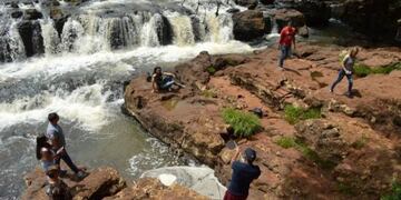 Buscan a un hombre que se sumergió en las aguas de los Saltos del Tabay y no volvió a salir.