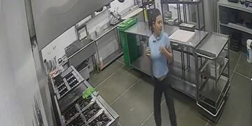 El baile viral de una empleada en la cocina de un restaurante.