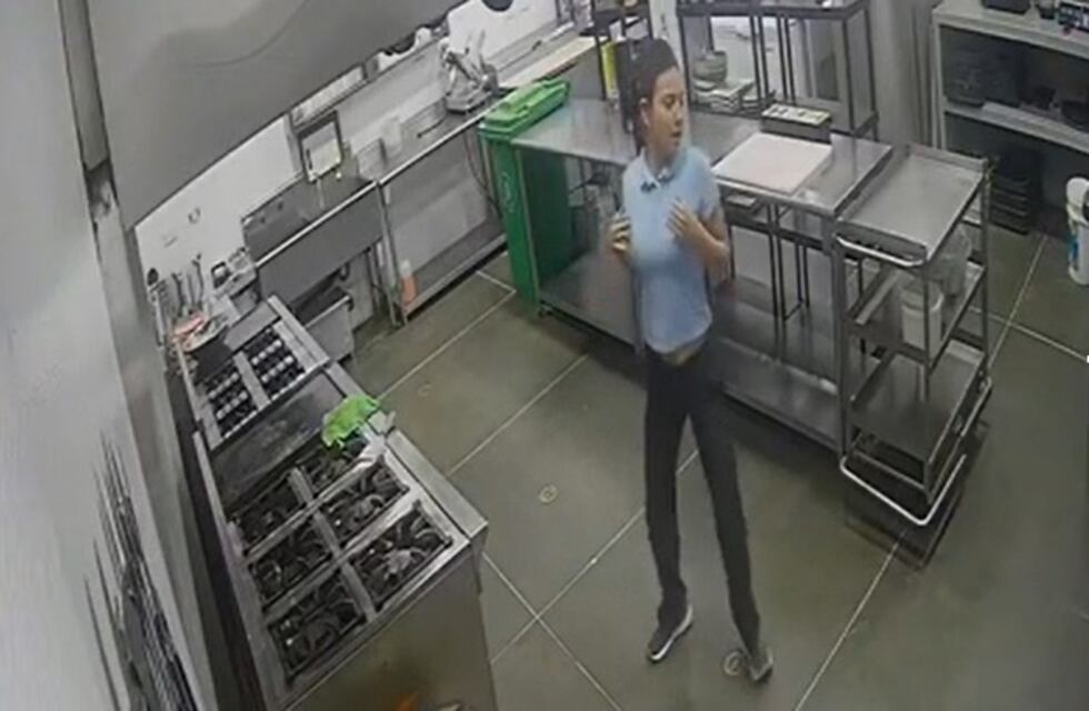 Bailaba sola en su trabajo, la captaron las cámaras de seguridad y se hizo viral