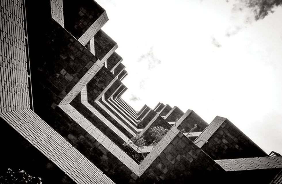 Investigan cómo un hombre cayó desde el cuarto piso de un edificio en Córdoba