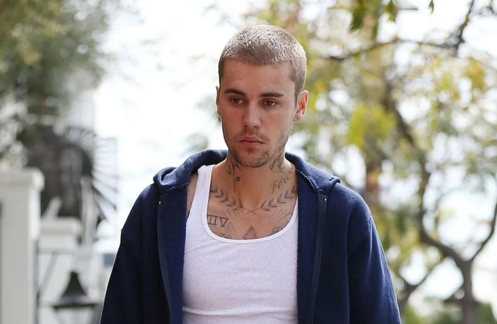 ¿Qué le pasa a Justin Bieber? El terrible video que publicó prendiendo fuego su propia marca de ropa, Drew House