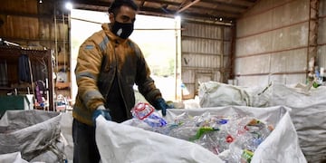 Pérez Toscani detalló que “recorrimos las instalaciones donde se realiza la separación de envases pet y latas de aluminio, con el objeto de realizar un relevamiento de infraestructura”.