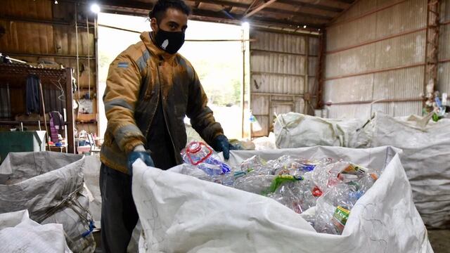 Pérez Toscani detalló que “recorrimos las instalaciones donde se realiza la separación de envases pet y latas de aluminio, con el objeto de realizar un relevamiento de infraestructura”.