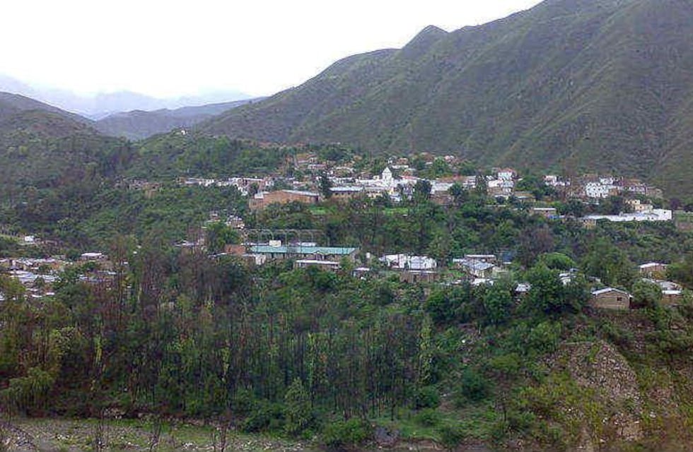 Descubren a la exdirectora de una escuela salteña tratando de llevarse guardapolvos, zapatillas y útiles escolares