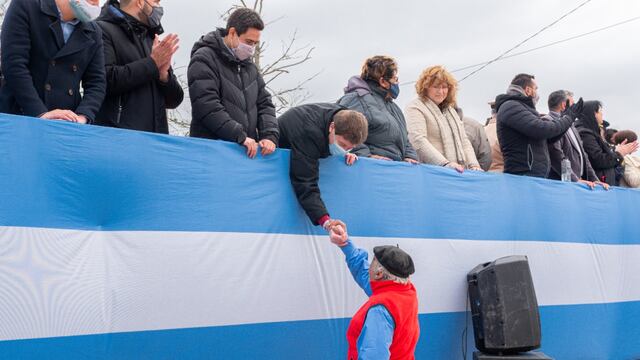 En el marco de las celebraciones, el Mandatario Provincial participó del acto protocolar y del desfile cívico militar realizado en la Piedra Fundamental de la localidad.