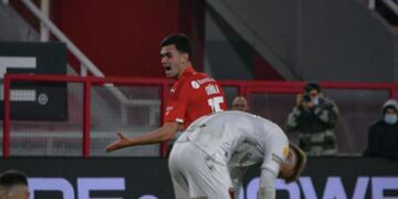 Colón se quedó con 10 jugadores y con el 0-2 en contra ante Independiente.