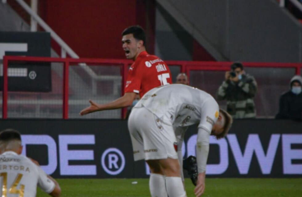 Minuto fatal para Colón: expulsión de Facundo Mura y golazo de Alan Soñora para Independiente