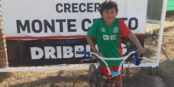 Leonel y su bicicleta, con la que recorre unos 20 kilómetros para ir a entrenar. (Facebook Club Crecer).
