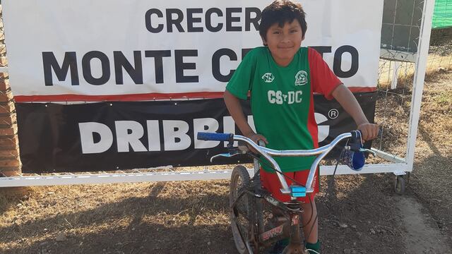 Leonel y su bicicleta, con la que recorre unos 20 kilómetros para ir a entrenar. (Facebook Club Crecer).