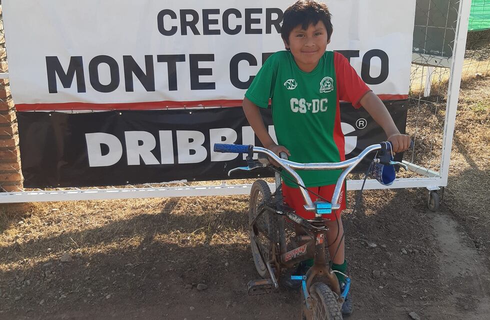“Emocionante hasta las lágrimas”: Leonel tiene 11 años y hace 20 kilómetros en bici para ir al club