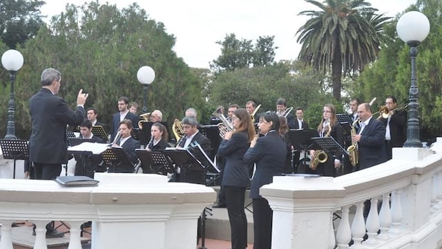 Banda municipal en la caja de la Plaza 25 de Mayo
