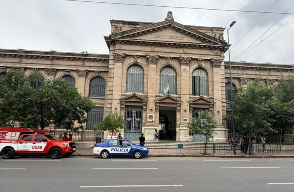 Alarma en un colegio de Córdoba: evacuaron a 300 alumnos por el derrame un ácido