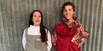 Ella es Sofía Lopez en su último desfile de la facultad, junto a un modelo que llevaba una de sus prendas.