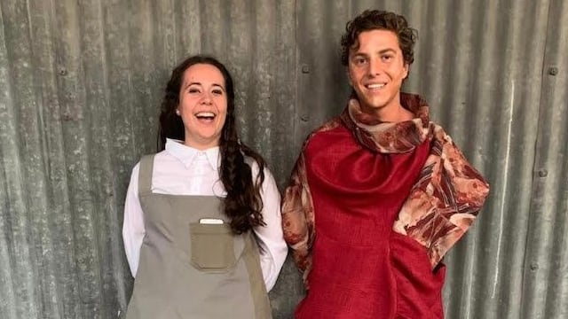 Ella es Sofía Lopez en su último desfile de la facultad, junto a un modelo que llevaba una de sus prendas.